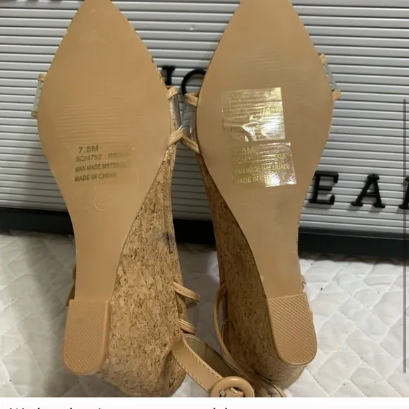 🛍️🛍️ HOST PICK 🎁 Cape Robbin Women's Tan and transparent Cork Sandals