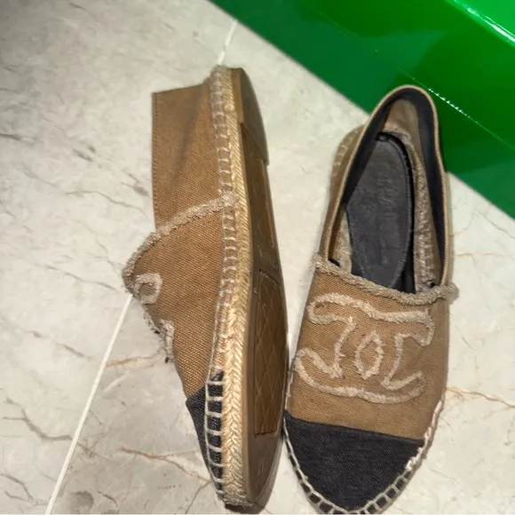 100% Authentic CHANEL women shoes flats size 37, US 6.5