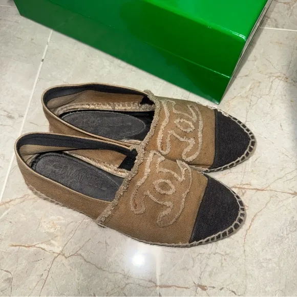 100% Authentic CHANEL women shoes flats size 37, US 6.5