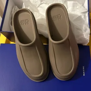 38/39 P448 shower pool shoes