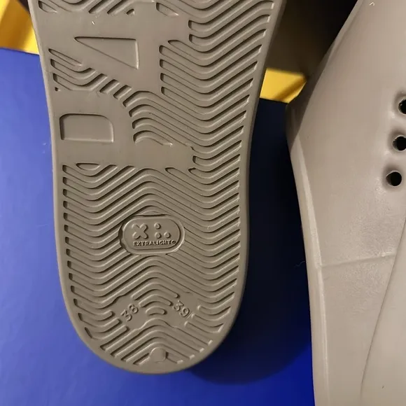 38/39 P448 shower pool shoes