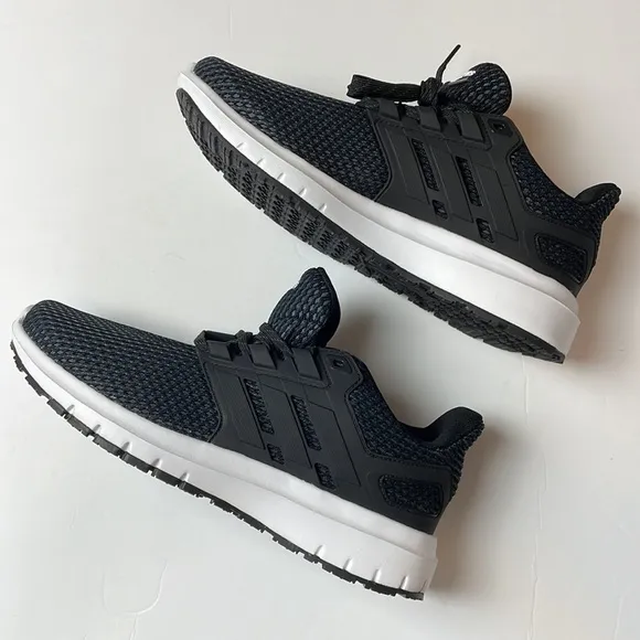 Adidas new with box (NWT) Ultimashow black and white running shoes size Mens 8