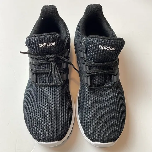Adidas new with box (NWT) Ultimashow black and white running shoes size Mens 8