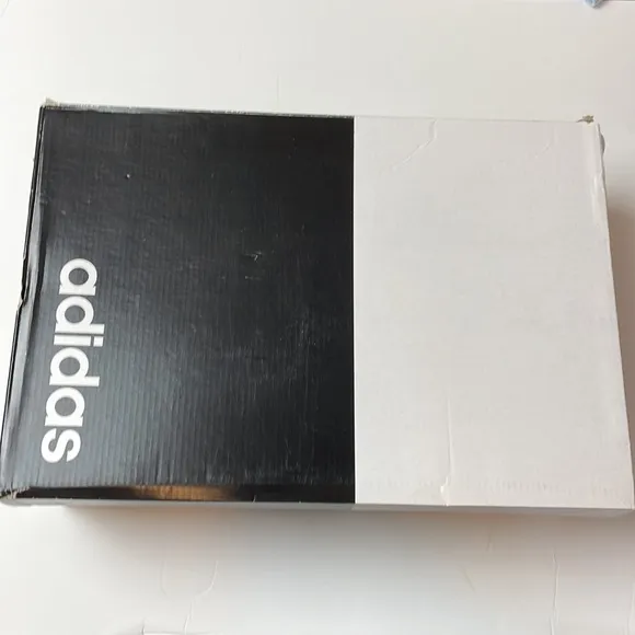 Adidas new with box (NWT) Ultimashow black and white running shoes size Mens 8