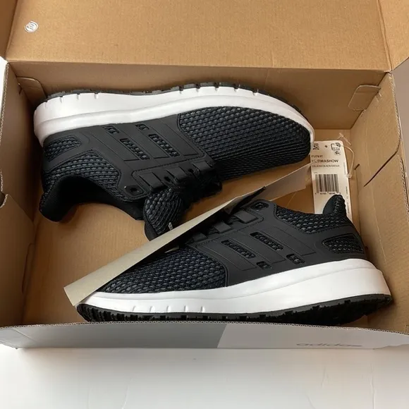 Adidas new with box (NWT) Ultimashow black and white running shoes size Mens 8