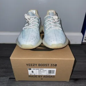 Adidas Yeezy Boost 350 V2 size 5 - Blue