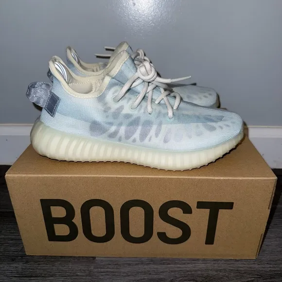 Adidas Yeezy Boost 350 V2 size 5 - Blue