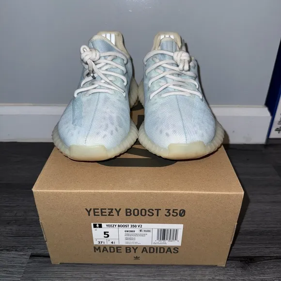 Adidas Yeezy Boost 350 V2 size 5 - Blue