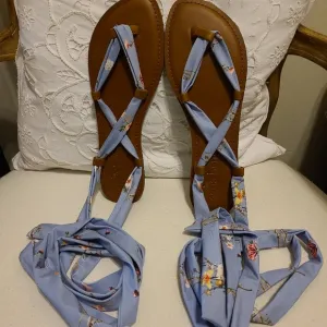 Anthropologie by Agua Bendita leather and blue floral straps sandals NWOT sz 9