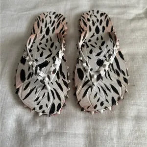 Authentic Christian Louboutin Super Loubi Gigi Flip Flop in Vintage Rose