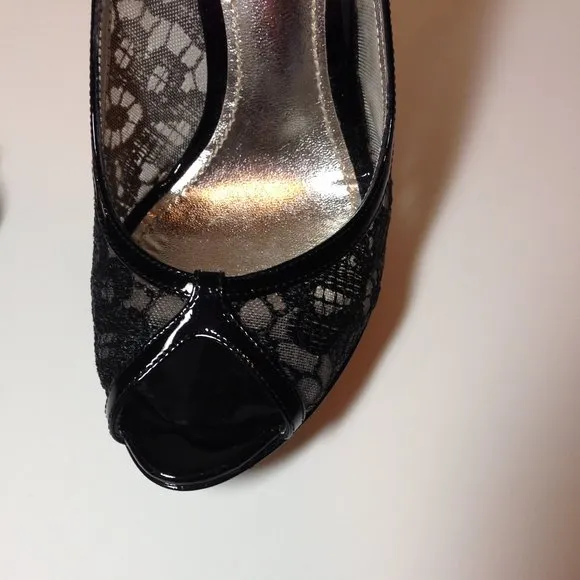 Authentic Dolce &amp; Gabbana patent leather lace pump