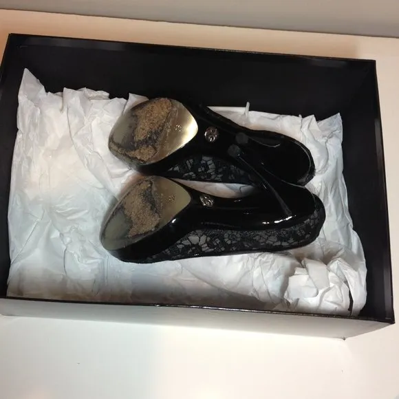 Authentic Dolce &amp; Gabbana patent leather lace pump
