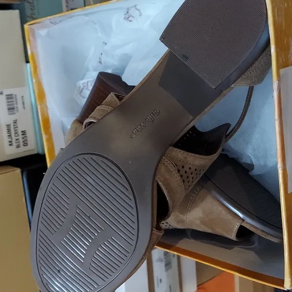 Bella Vita Womens Illiana Leather Heeled Sandals