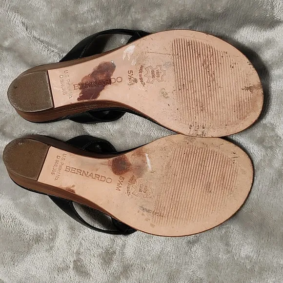 BERNARDO Wedge thong slide in sandals size 5.5M