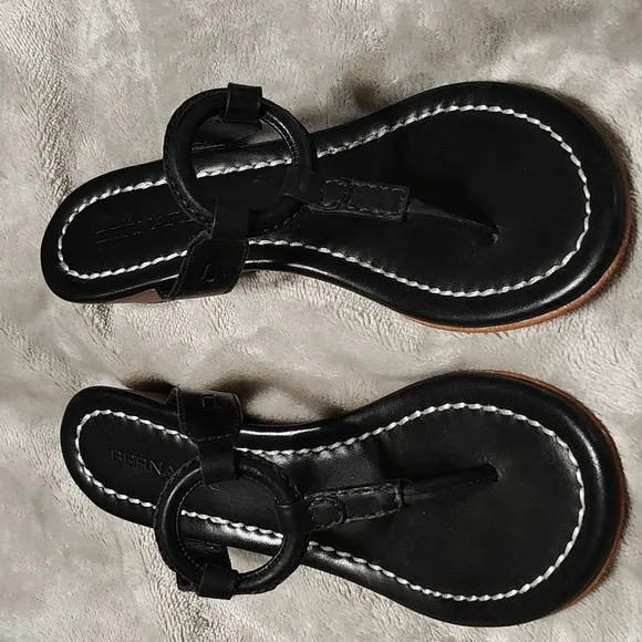 BERNARDO Wedge thong slide in sandals size 5.5M