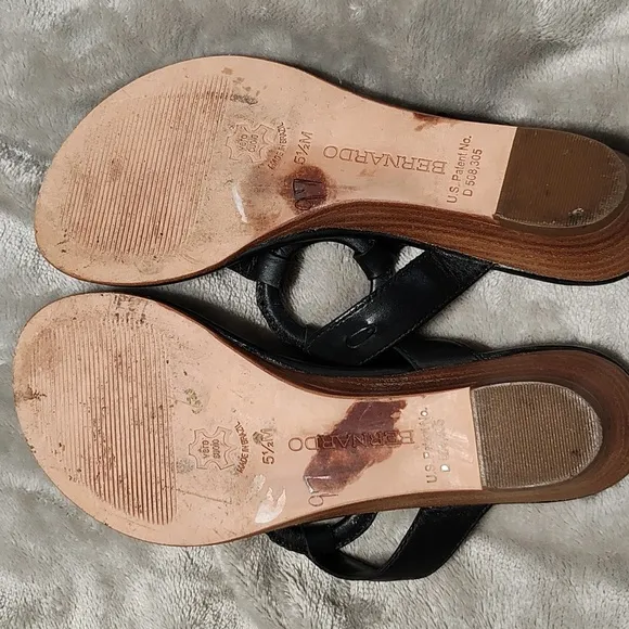 BERNARDO Wedge thong slide in sandals size 5.5M
