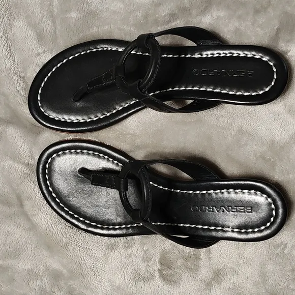 BERNARDO Wedge thong slide in sandals size 5.5M