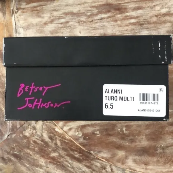 Betsey Johnson Alanni Flower Embellished Flat Sandals NIB 6.5
