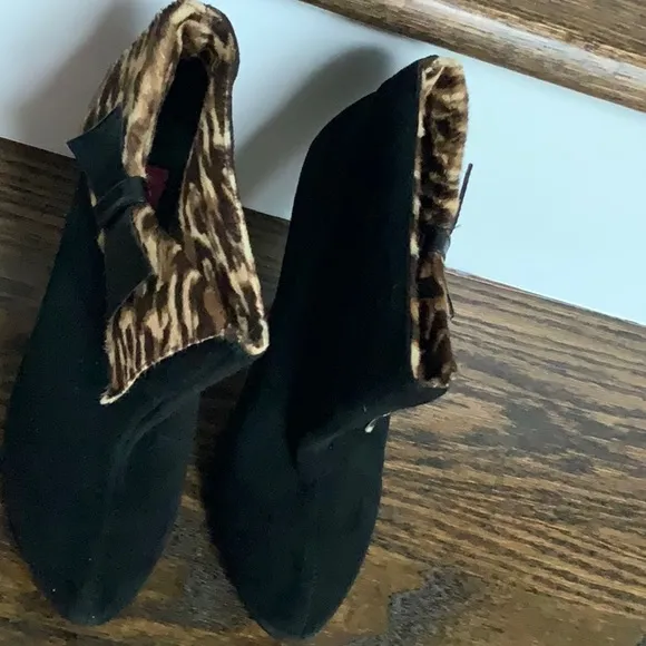 Betsey Johnson Tobi Black Suede/Leopard Print Ankle Boots Womens 6.5