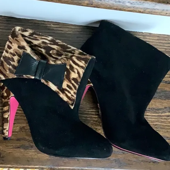 Betsey Johnson Tobi Black Suede/Leopard Print Ankle Boots Womens 6.5