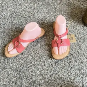 BORN Thong Strappy Sandals Women’s Size 9 Coral Pink Comfort Shoe New