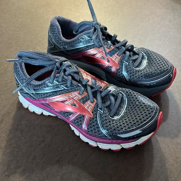 Brooks Adrenaline GTS 17 Size 8 Running Shoes