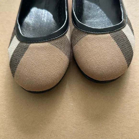 Burberry Girls flats shoes Size 30 eu worn once 12.5