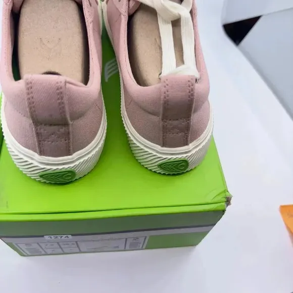 Cariuma Unisex Oca Low Sneaker Shoes Lace-Up Round Toe Rose Canvas Size 6/7.5