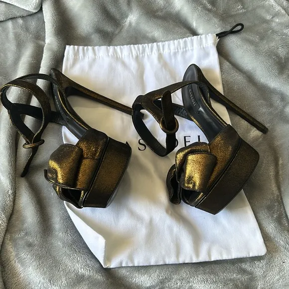 Casadei gold heels 🤎