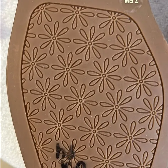 Chelsea &amp; Violet Women's Tan and Red Sandals