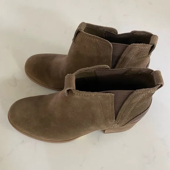 Clarks Artisian Brown/Olive Suede Leather Chelsea Ankle Booties Shoes Size 8.
