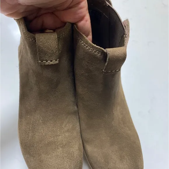 Clarks Artisian Brown/Olive Suede Leather Chelsea Ankle Booties Shoes Size 8.