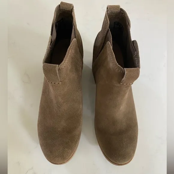 Clarks Artisian Brown/Olive Suede Leather Chelsea Ankle Booties Shoes Size 8.