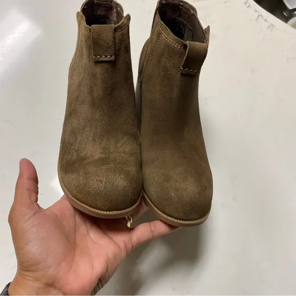 Clarks Artisian Brown/Olive Suede Leather Chelsea Ankle Booties Shoes Size 8.