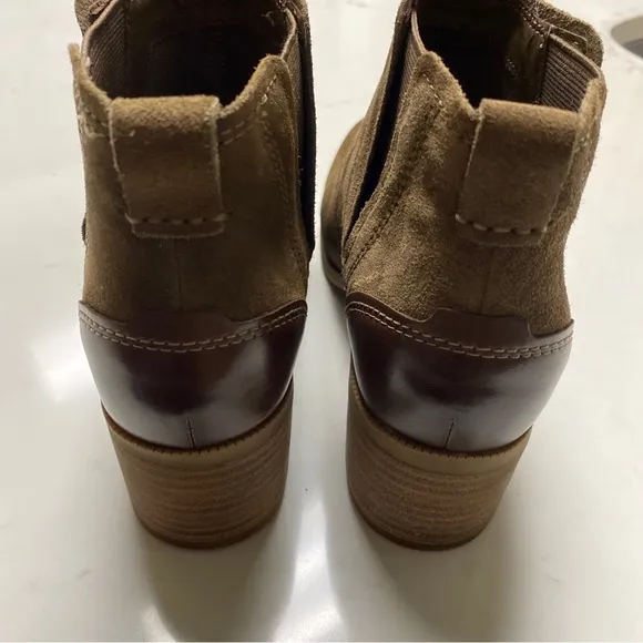 Clarks Artisian Brown/Olive Suede Leather Chelsea Ankle Booties Shoes Size 8.