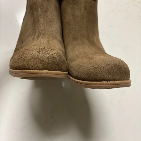 Clarks Artisian Brown/Olive Suede Leather Chelsea Ankle Booties Shoes Size 8.