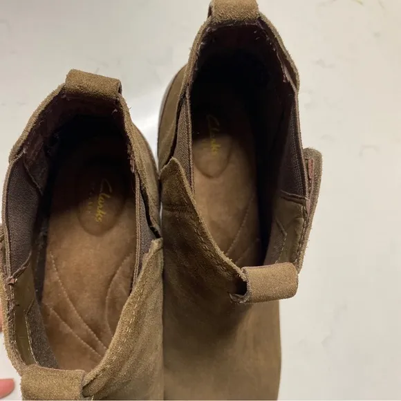 Clarks Artisian Brown/Olive Suede Leather Chelsea Ankle Booties Shoes Size 8.