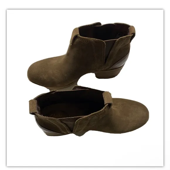Clarks Artisian Brown/Olive Suede Leather Chelsea Ankle Booties Shoes Size 8.