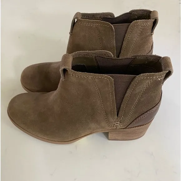 Clarks Artisian Brown/Olive Suede Leather Chelsea Ankle Booties Shoes Size 8.