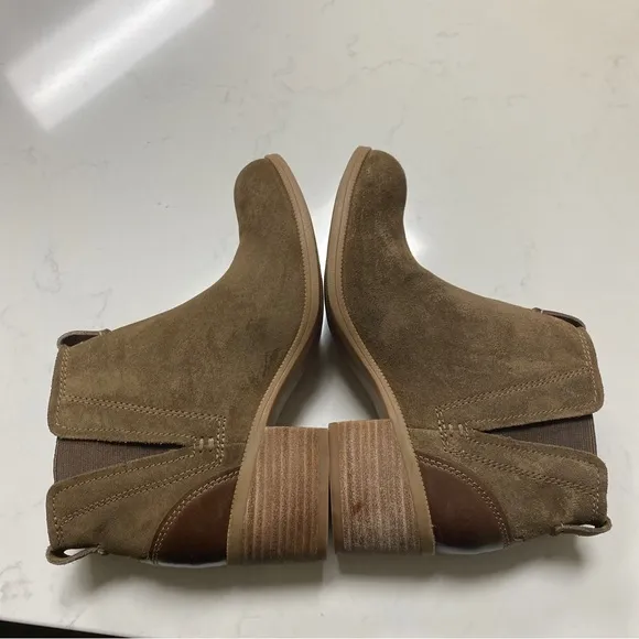 Clarks Artisian Brown/Olive Suede Leather Chelsea Ankle Booties Shoes Size 8.