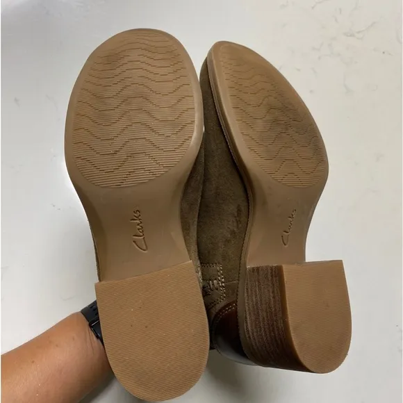 Clarks Artisian Brown/Olive Suede Leather Chelsea Ankle Booties Shoes Size 8.