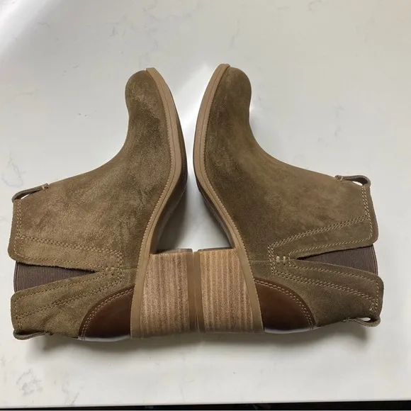 Clarks Artisian Brown/Olive Suede Leather Chelsea Ankle Booties Shoes Size 8.