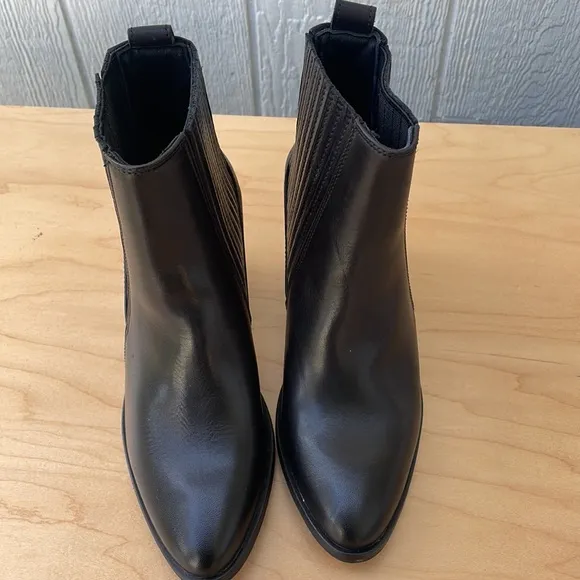 CLARKS West Lo Black Leather Like New With Tag Ankle Boots size 6.5