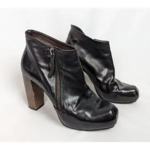 COCLICO LUCILLE BOOTIES sz. 38/7.5-8 Black Leather Wood Heel Ankle Boots Zip Up