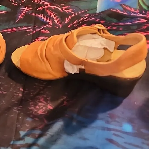 Comfortiva Stylish Tan Leather Sandals 👡 size 10W NWT