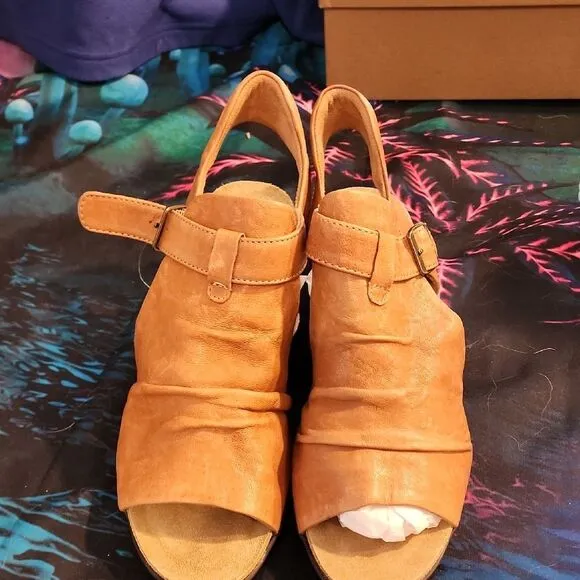 Comfortiva Stylish Tan Leather Sandals 👡 size 10W NWT