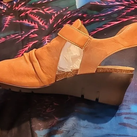 Comfortiva Stylish Tan Leather Sandals 👡 size 10W NWT