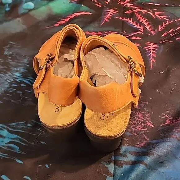 Comfortiva Stylish Tan Leather Sandals 👡 size 10W NWT