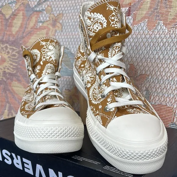 Converse WMNS 572541CCTAS LIFT HIWHEAT/EGRET/BLACK SNEAKERS - PLATFORMS