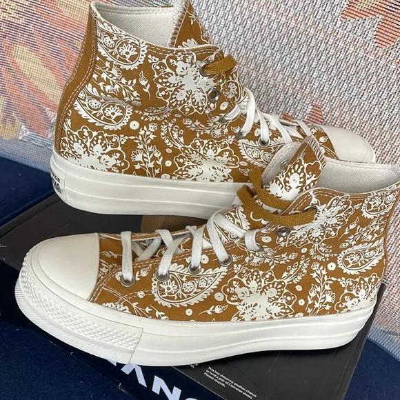Converse WMNS 572541CCTAS LIFT HIWHEAT/EGRET/BLACK SNEAKERS - PLATFORMS
